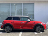オリジナルサービスもついたMINI自動車保険も取り扱っております。MINI自動車保険にご加入いただくと、万一のトラブルを24時間365日サポートするエマージェンシー・サービスの〈プレミアム〉をご利用いただけます。