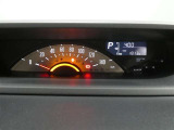 各操作スイッチは使いやすい位置に配置され、とっても見やすいメーターです。夜間時はラグジュアリーな気分にさせてくれる照明が魅力ですので、夜のドライブも楽しみになりますよ♪