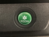 エンジンやエアコンなどクルマ全体の動きを燃費優先で自動制御するECONモード。空調など快適性を優先したいときは、スイッチ1つでOFFにすることも可能です。