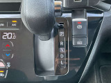 シフトレバーは操作しやすく、電動パーキングブレーキとの組み合わせでスムーズな走行と停車が可能です。