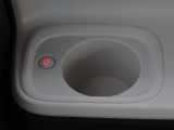 ホッとカップホルダーが運転席・助手席にあります。ホットドリンクをちょうど良い温度でキープしてくれる保温機能付で嬉しいです。