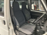 運転席まわりです。運転席からの視界が左右に広く隅々まではっきりと見渡せます!クルマの前端も把握しやすく安心して運転できます!