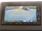 リアワイドカメラシステム!従来の視野に加えて、後方側方を約180&deg;まで見えるワイドビューと、後方を真上から見たような視野で駐車時などに便利なトップダウンビューの3つの視野があります!
