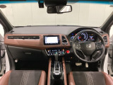 車内は光触媒抗菌消臭施工済です。インパネ周りはスタイリッシュなデザインで機能や装備も充実しています。グローブボックスやカップホルダーのほかにトレーなどたくさんの収納スペースが付いています。