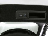 【パワーバックドア】パワーバックドア装着車です。ボタンを押すだけ、力要らずでドアの開閉が可能になります。
