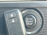 【キーレススタートシステム】カバンやポケットに入れたままでもドアの施錠・解錠が可能なスマートキーを装備。エンジンのオン・オフ時もカギを取り出す必要が無いからとっても便利です♪