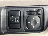 【電動格納ミラー】サイドミラーは電動格納式となっており、狭い駐車場でもキズがつくリスクを抑えられます。