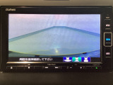 【バックカメラ】運転が苦手な方も車庫入れラクラクです!ギアをリバースに入れれば自動的に切り換わりますので、面倒な操作は不要です♪狭い駐車場もお車を傷つけず安心ですね!