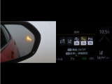隣車線を走る車両をレーダーで検知し、ドアミラーでは確認しにくい後側方エリアに存在する車両に加え、急接近してくる車両も検知します。車両を検知するとドアミラーに搭載されたLEDインジケーターが点灯します。