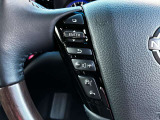 お手元での操作でボリュームやラジオの操作ができる安心のステアリングスイッチ付きとなっております。