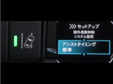 レーンディパーチャーアラートとは車線、又は走路からの逸脱の可能性を警告すると共に、車線、又は走路からの逸脱を避けるためのハンドル操作の一部を支援する機能です。詳細は販売店スタッフまでお尋ね下さい。