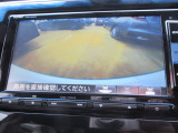 【リアカメラ】リバースに入れるだけで後方の映像が映ります。安全確認や、狭い駐車場での車庫入れ、雨の日や夜間など視界の悪い時に便利です。安全にバックする為には欠かせない装備です。