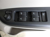 パワーウィンドウスイッチで運転席から全席の窓の開閉ができます。