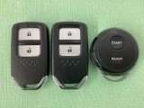 スマートキーを装備しています。鍵を差し込むことなくドアロックの開け閉めと、スタートボタン操作でのエンジンスタートができます。加えて、純正リモコンエンジンスターター用の操作キーもついています。
