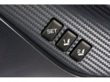 運転席のシートポジションを2か所記憶させることがシートメモリー機能が付いております。ボタンを押すと設定したシートポジションに自動で動きます♪