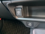 助手席側にアクセサリーソケット、充電用USBチャージャー搭載。