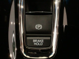 指先の操作でパーキングブレーキの「作動と解除」が行うことができる装備。ブレーキペダルから足を離しても停止し続けてくれるオートブレーキホールド機能。信号待ちなどの際には便利。ECO運転で低燃費走行♪