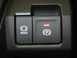電動パーキングブレーキ&オートブレーキホールド機能付。「HOLD」スイッチを押しシステムONの状態にしておくことで信号待ちでブレーキを踏んで停車時ブレーキペダルから足を離してもブレーキを保持。楽です。