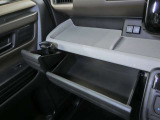 大容量なフロントコンソール、しっかり片付いて室内スッキリ。