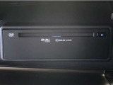 車内でCD DVDのメディアが楽しめます。