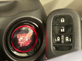 【Hondaスマートキー】カバンやポケットに入れたままでもドアの施錠・解錠が可能なスマートキーを装備。エンジンのオン・オフ時もカギを取り出す必要が無いからとっても便利です♪