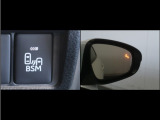 隣車線を走る車両をレーダーで検知し、ドアミラーでは確認しにくい後側方エリアに存在する車両に加え、急接近してくる車両も検知します。車両を検知するとドアミラーに搭載されたLEDインジケーターが点灯します。