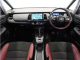 視界広々で運転しやすくロングドライブでも疲れを感じさせないすっきりとまとまったインパネ周りです。