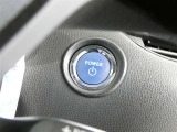 【プッシュスタート】スマートキーを携帯して、ブレーキを踏みながらスタートスイッチを押すだけでエンジンがかけられます。