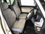 運転席の座面高さを調整できるシートリフターが付いています。フロントシートはベンチシートを採用で、座面も広く使い勝手もいいですよ♪