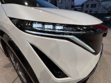 LEDヘッドランプが夜を明るく照らします。