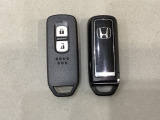 スマートキーを装備しています。鍵を差し込むことなくドアロックの開け閉めと、スタートボタン操作でのエンジンスタートができます。スペアキーも同じものを用意しております。