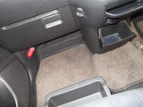 助手席シート下にはアンダーボックス装備です。 ・センターコンソール下の収納と買い物フック