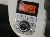 【オートエアコン】車内温度を感知して自動で温度調整をしてくれるのでいつでも快適な車内空間を創り上げます!どの席に座っても快適なドライブが楽しめます♪