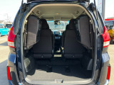 リア席を倒せば広々とした空間の出来上がり、荷物がたくさん載せられますよ。
