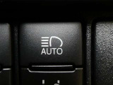 【オートマチックハイビームヘッドライト】ハイビーム走行時に対向車や前走車をカメラで認識して自動的にロービームにする機能が装備されています。※道路環境などによっては作動しない場合があります。