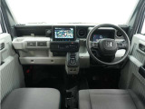 視界広々で非常に運転しやすくロングドライブでも疲れを感じさせないすっきりとまとまったインパネ周りです。