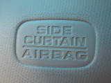 サイドカーテンエアバックシステムは、側面衝突時に大人から子供までさまざまな体格の乗員の頭部や頚部を広範囲で保護。特にセンターピラーへの頭部衝突を防ぐ展開性能を実現しています。