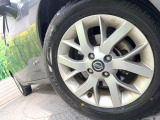 【純正アルミホイール】外観にマッチした純正アルミホイールを装着しております。各種社外アルミホイールや、スタッドレスタイヤも取扱いしております。是非ご相談ください♪