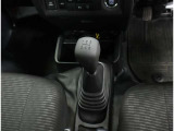 5速マニュアル車です!アクセルの踏み込みに対してエンジンが軽快に吹き上がるタイムラグのない爽快な加速をお楽しみください♪