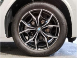 BMWの純正アロイホイールは軽量かつ強度にも優れているホイールで走行性能を引き上げる設計になっております。足元にもBMWは妥協がなくこだわっている個所になります。