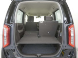 2列目シートは左右独立で倒すことができます。3人乗車状態でより多くの荷物を積むことができます。