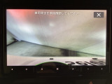 ギヤをR(バック)に入れるとナビ(社外品)の画面に後ろの映像が映るリアカメラ付です。後退時、コンディションが悪い視界でもカラーバックモニターがドライバーをサポートします。