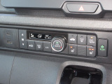 エアコンはオートエアコンでお好みの温度調整が出来、オールシーズン快適にドライブできます!フロントシートの座面に2段階調節のシートヒーターを内蔵。身体を直接温めることができます。