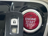 【Hondaスマートキー】カバンやポケットに入れたままでもドアの施錠・解錠が可能なスマートキーを装備。エンジンのオン・オフ時もカギを取り出す必要が無いからとっても便利です♪