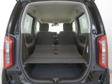 2列目シートを倒すことで、大変広いラゲッジスペースとなります。大きな荷物を積んだりと様々な用途にご利用いただけます。
