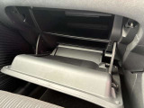 奥行きのあるグローブボックスなので車検証や小物、常備品を収納してみてください!すっきり収納できて便利です!