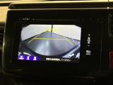 リバースギアに入れるだけで後方の表示へ切り替わります。夜間や雨の日の駐車も楽になりますよ。