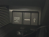 【USB/HDMI入力ジャック】USB/HDMI入力ジャック完備。ホンダ純正ナビアプリ「インターナビ ポケット」を起動したスマートフォンを接続すると、ナビ画面をディスプレイに表示させることが可能。