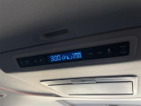 【 後席エアコン 】後席にもエアコンがついておりますので、車内全体を快適な温度に調節いただけます♪//