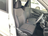 前席です。センターコンソールが無いので車内での左右移動が出来ます。